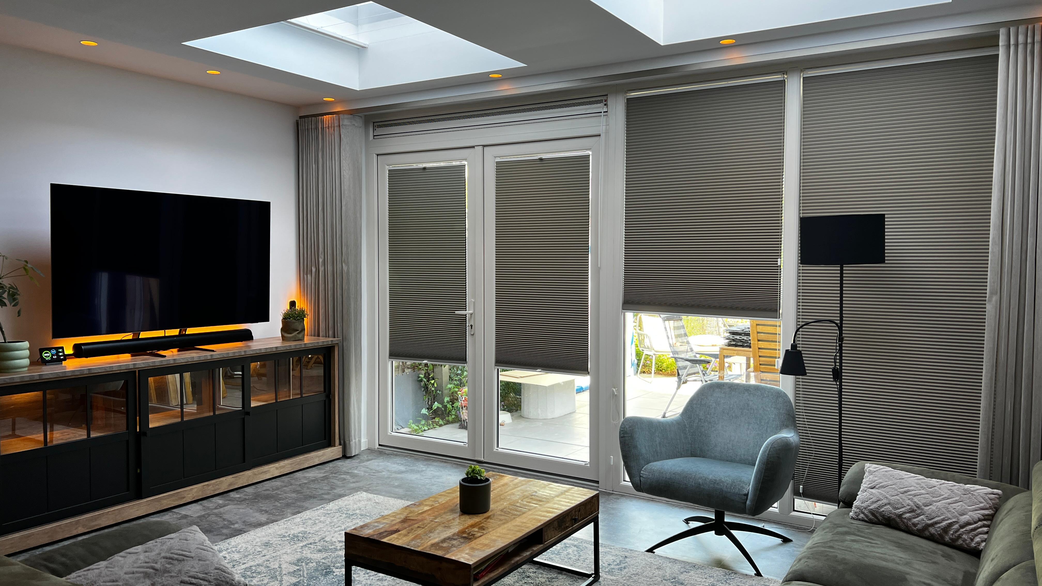 Moderne woonkamer met TV-meubel en design fauteuil